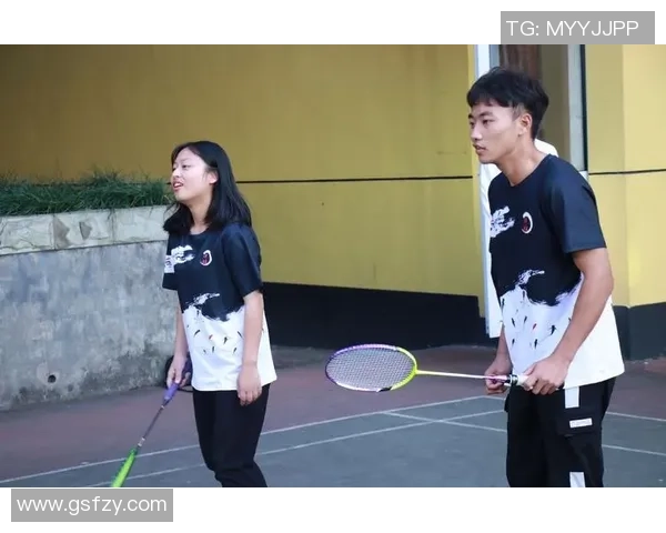 南京羽毛球队与成都羽毛球队赛后复盘分析力量对比与战术总结